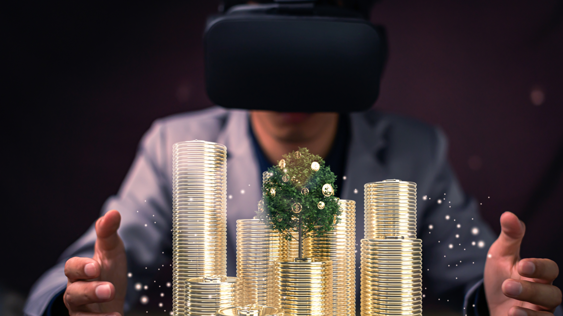 Homem com óculos de metaverso com pilha de dinheiro em sua frente