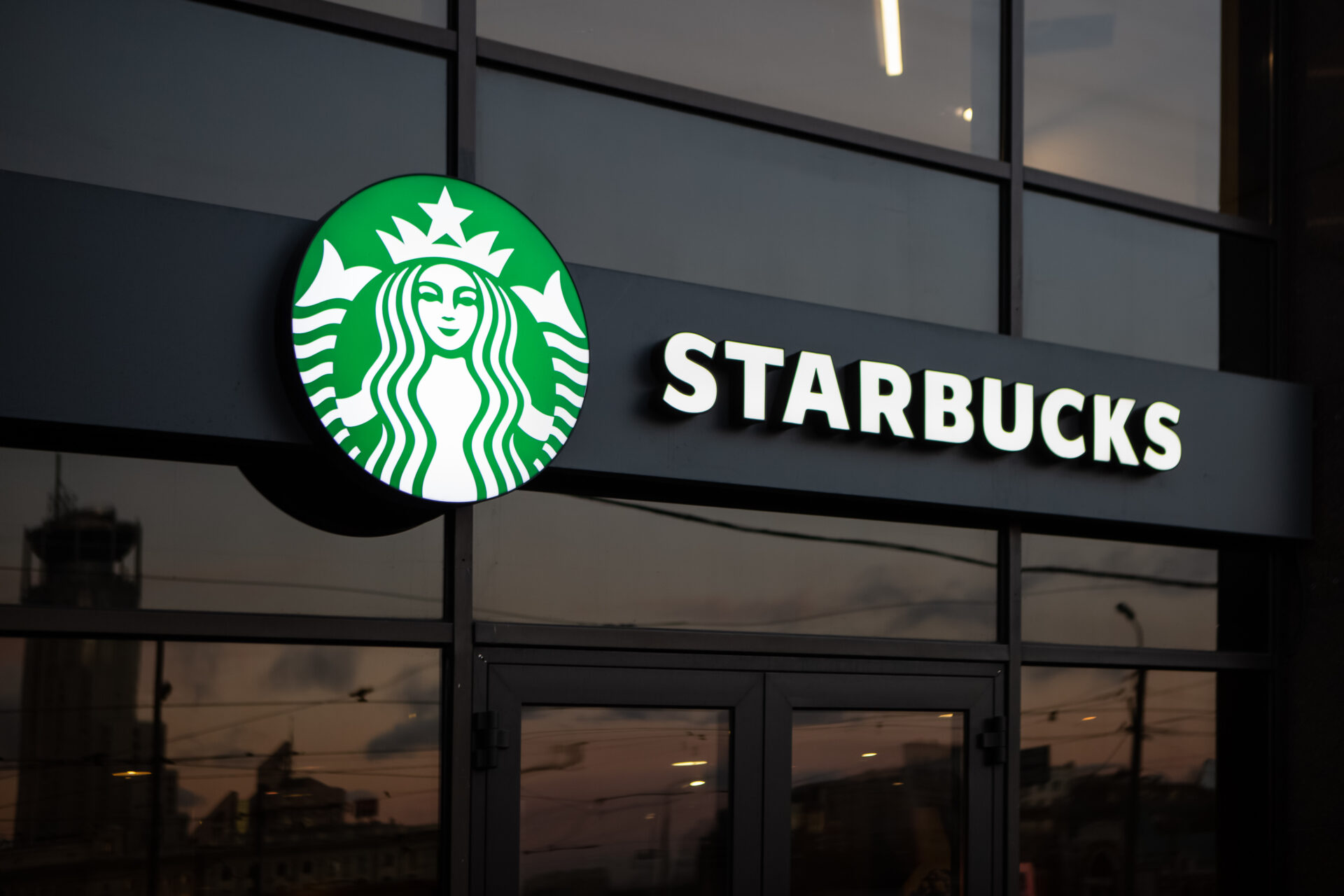 Casal paga mais de R$ 20 mil em dois cafés em Starbucks nos EUA