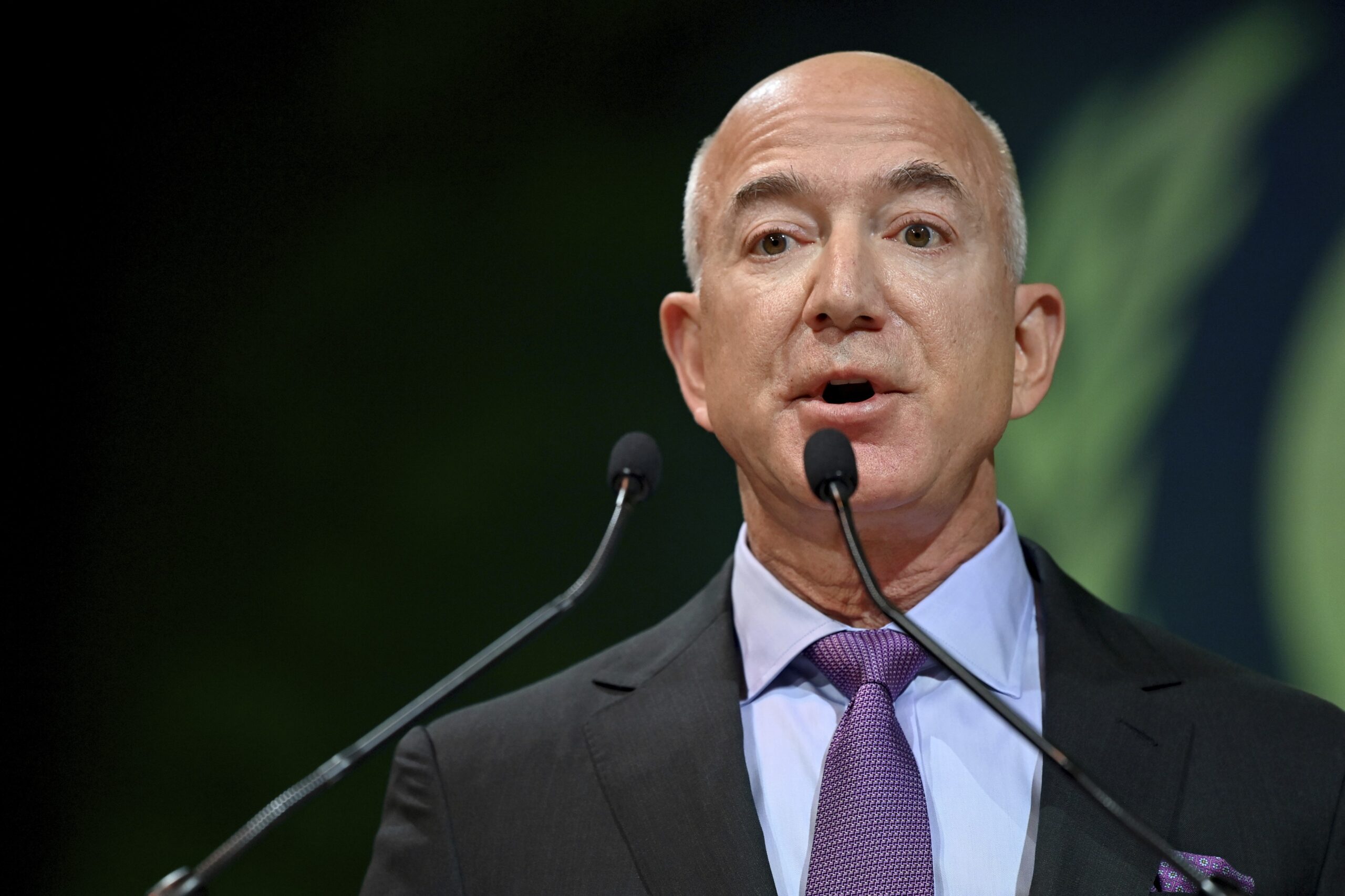 Jeff Bezos muda linha editorial e editor de opinião do Washington Post deixa o cargo