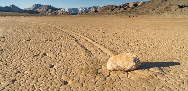 Pedras que se movem sozinhas em deserto: como mistério foi resolvido?