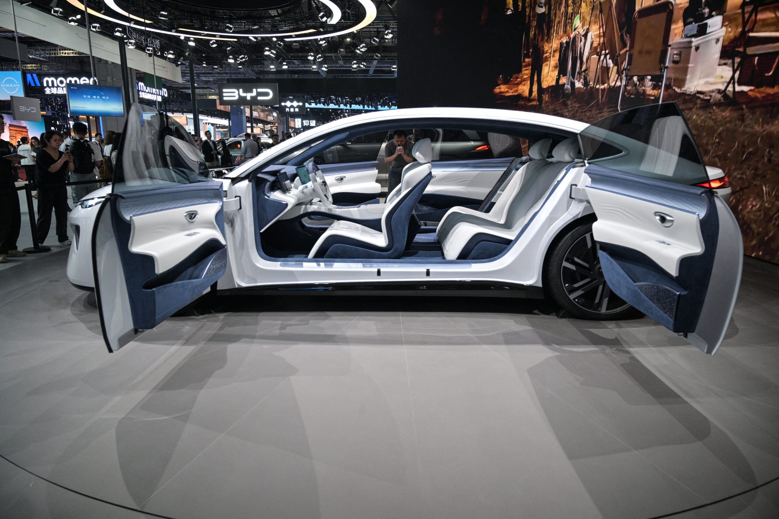 Salão do Automóvel de Xangai exibe novos carros elétricos apesar das tarifas de Trump