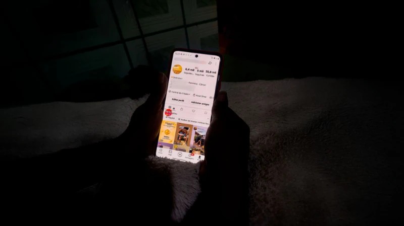 Os 'microtrabalhos' exaustivos na internet que atraem mulheres com promessa de renda sem sair de casa: 'Se não bato meta, espero o dia virar e recomeço'