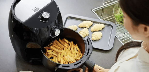 Pode colocar papel alumínio na air fryer? Depende da marca; veja quais
