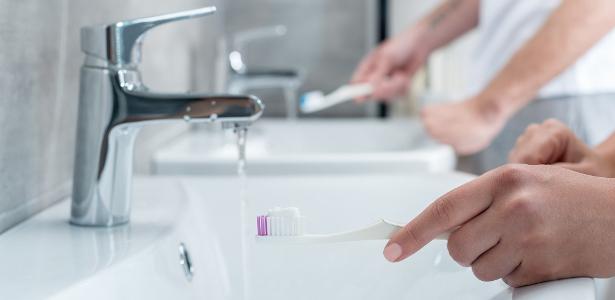 Colocar água na pasta de dente é ruim? Entenda a química da escovação