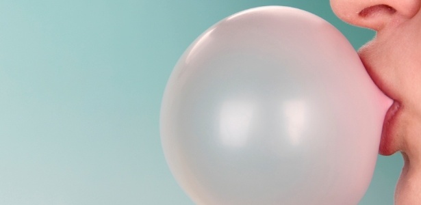 É perigoso engolir chiclete? Ele dura mesmo 7 anos no intestino?