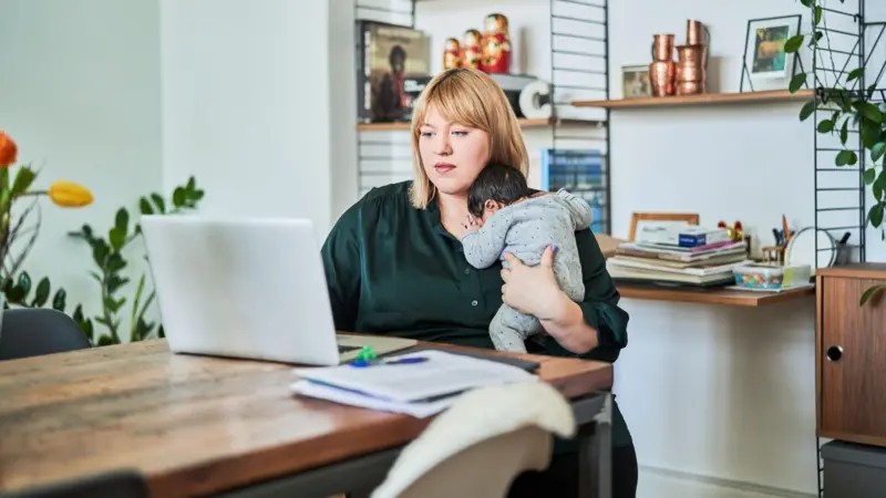 Mães PJ enfrentam maternidade sem direitos: 'Vamos te desligar porque você está grávida'