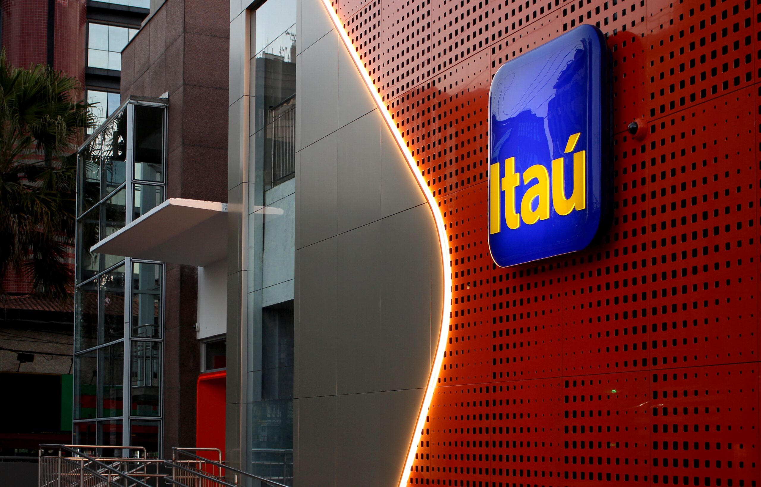 Itaú demite funcionários após avaliar produtividade no home office