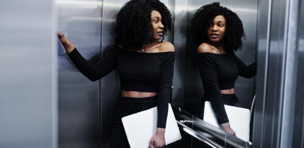 Por que elevadores sempre têm espelhos? Esses são os 3 motivos