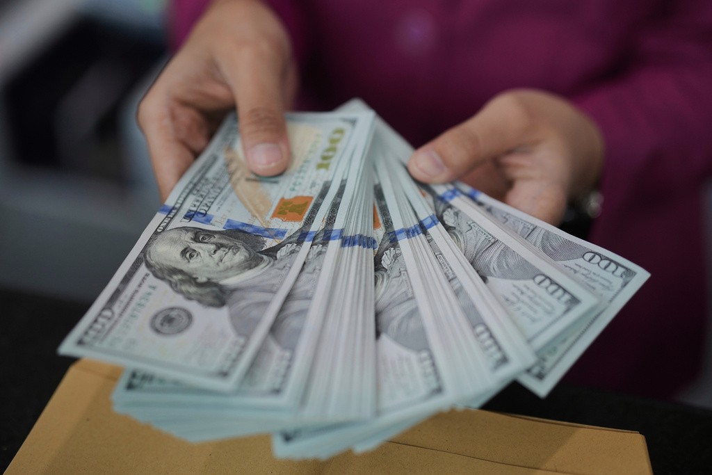 Ibovespa renova máxima e dólar opera em queda com investidores à espera do Fed