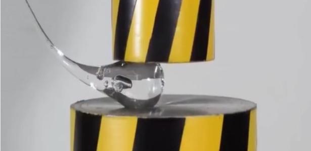 Mistério da gota de vidro que resiste ao martelo e cede ao toque