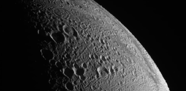 Moléculas orgânicas em lua de Saturno reforçam chance de vida alienígena