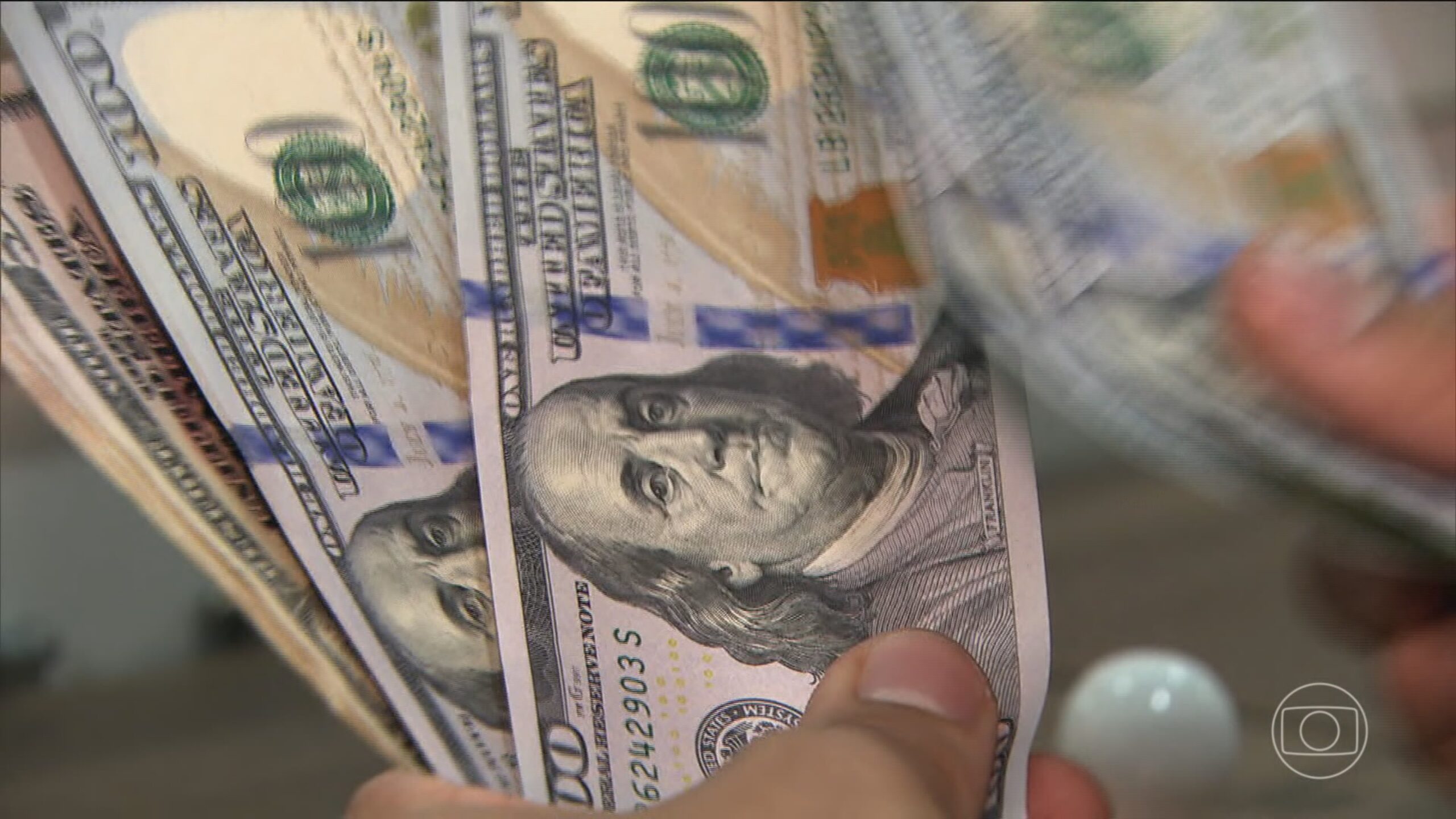 Dólar abre em queda com mercado atento à agenda política no Brasil e dados dos EUA