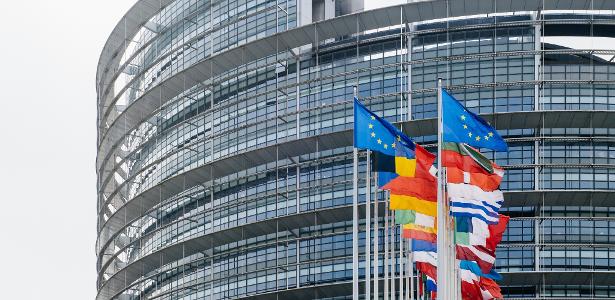 Parlamento da UE cobra por restrição de idade para acessar redes sociais