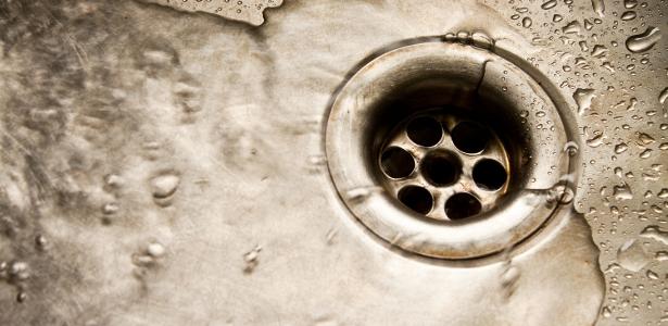 Ralo entupido? Este método caseiro com água e vinagre ajuda sem encanador