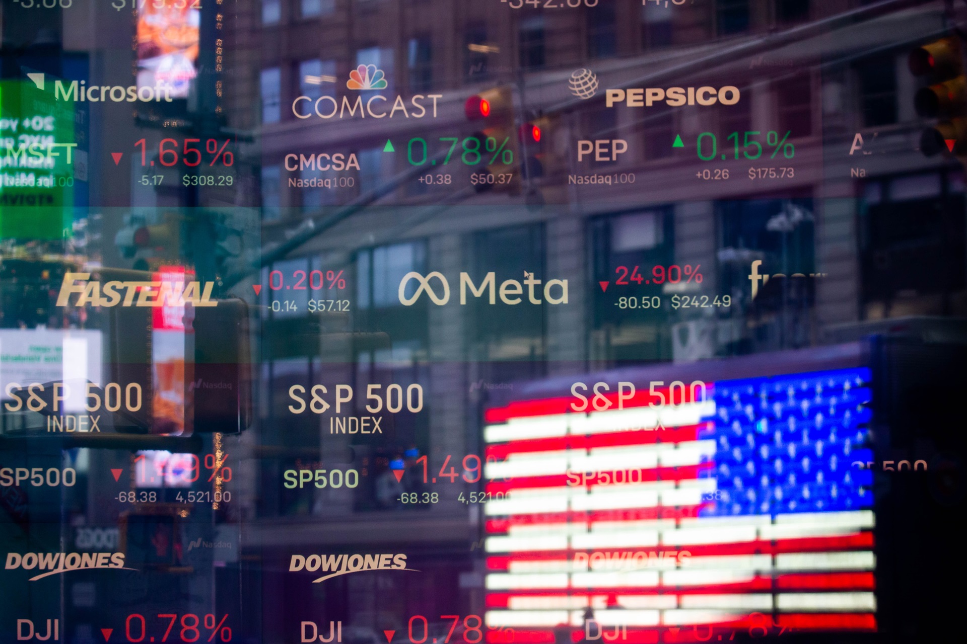 Bolsas de NY fecham em alta com ajuda de techs e bitcoin