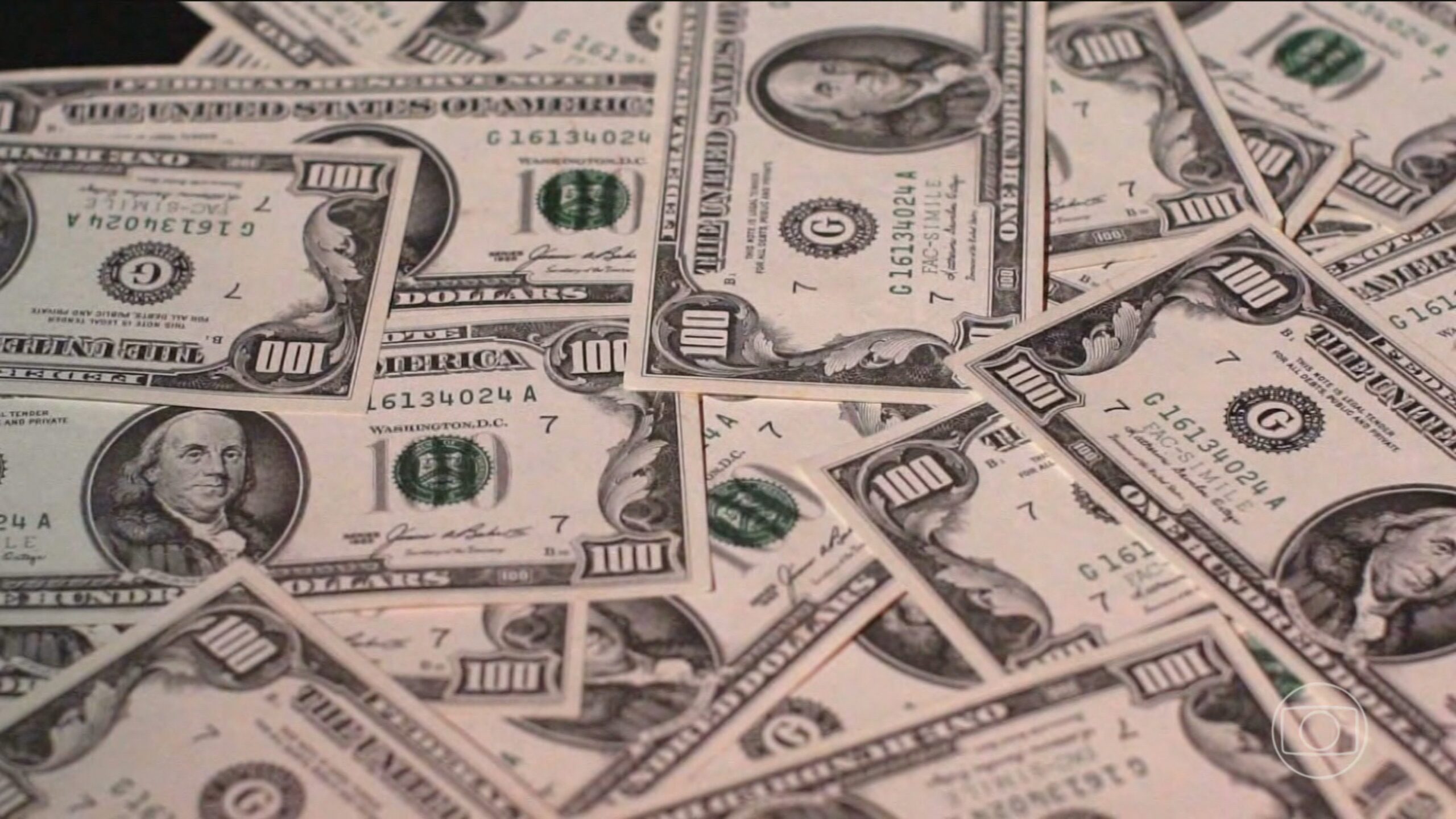 Dólar avança e Ibovespa recua após feriado, com foco em dados dos EUA e ata do Fed