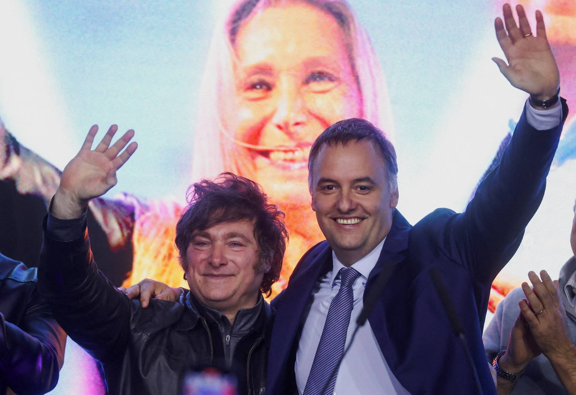 Chefe de Gabinete de Milei renuncia após escândalo por enriquecimento ilícito