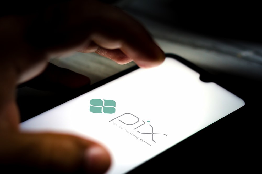 PIX cresce 20% e lidera pagamentos em canais digitais; veja como criar uma chave