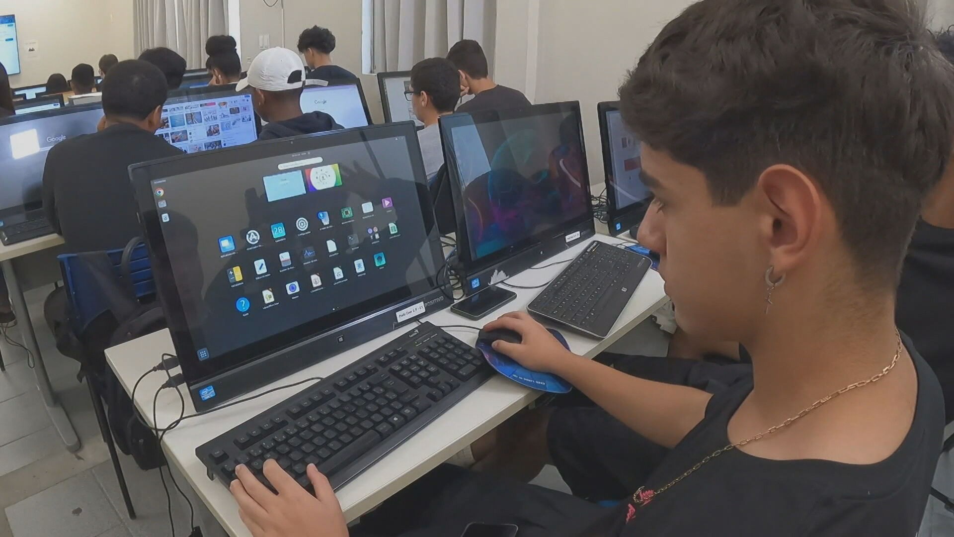 70% dos jovens trabalham e 32% conciliam emprego e estudos no Brasil, diz pesquisa