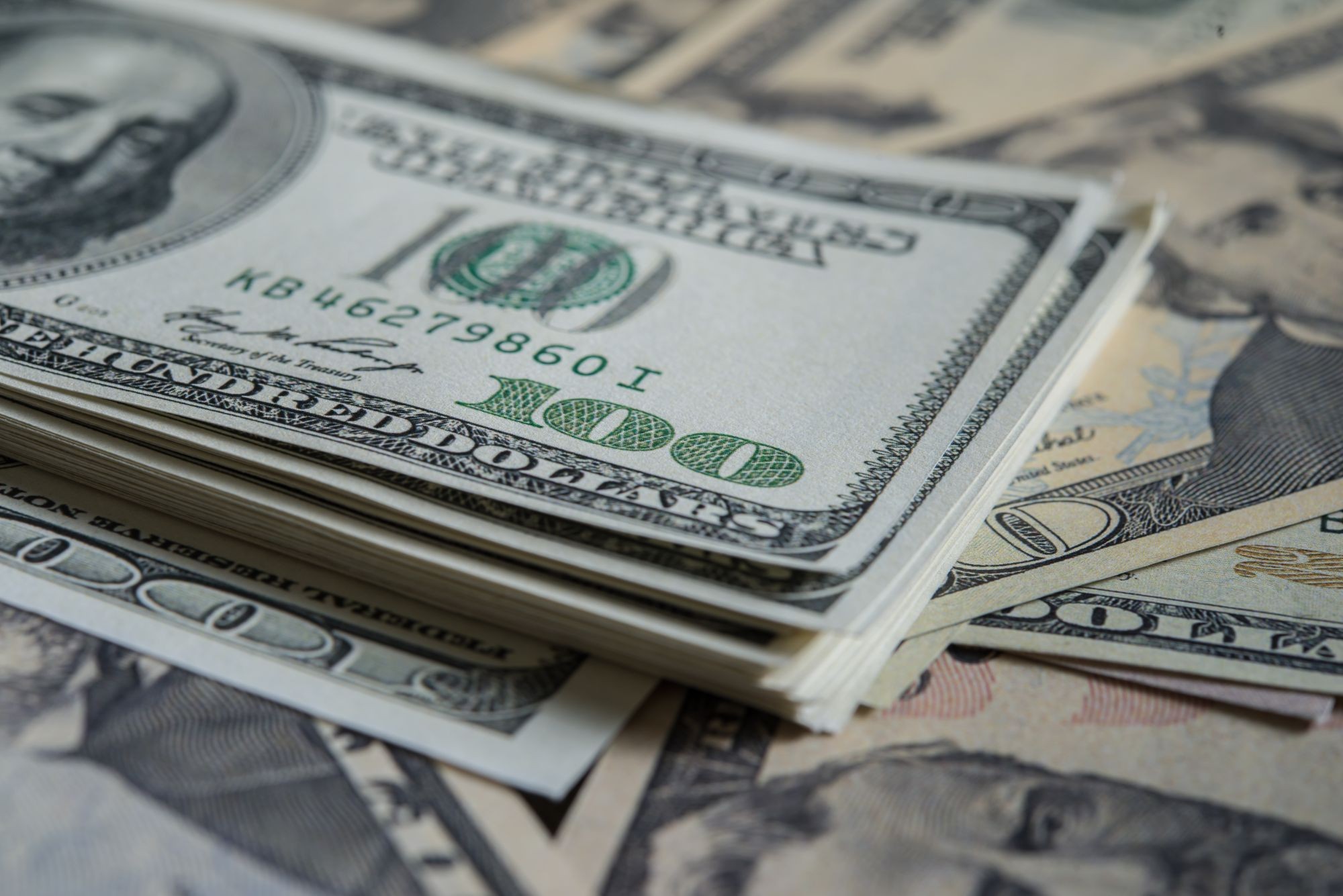 Dólar sobe no último pregão de julho, mas fecha o mês em queda; Ibovespa avança