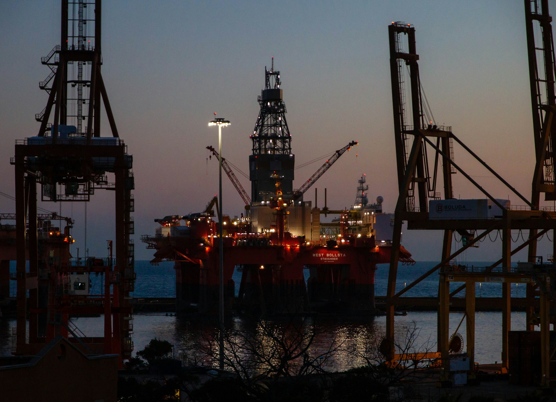 Imagem mostra uma plataforma de petróleo. Foto: Unsplash