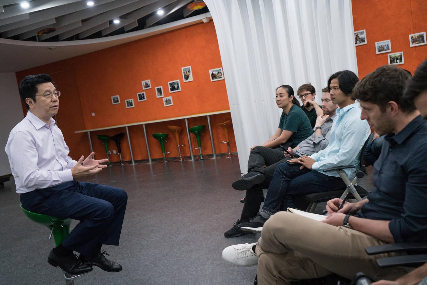 As empresas de tecnologia chinesas foram pegas de surpresa pelas descobertas no campo da inteligência artificial generativa – mas a normas impostas por Pequim e a economia desacelerada não ajudam muito