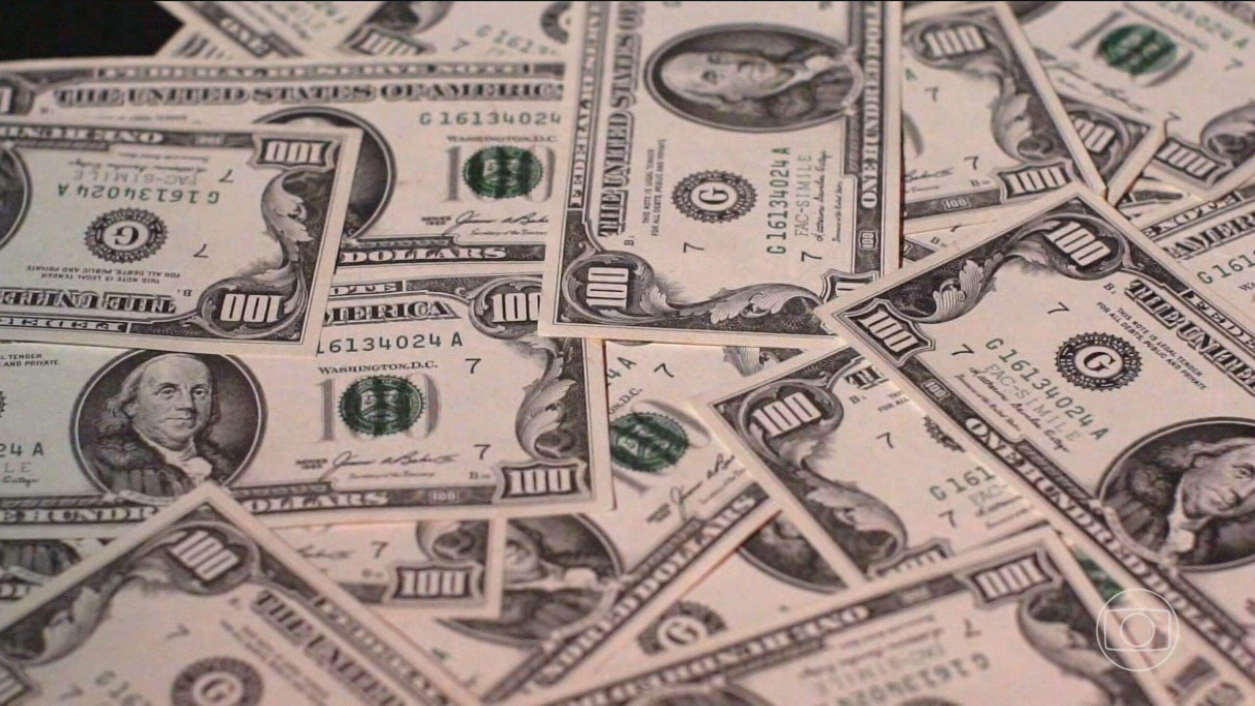 Dólar avança e Ibovespa recua após feriado, com foco em dados dos EUA e ata do Fed