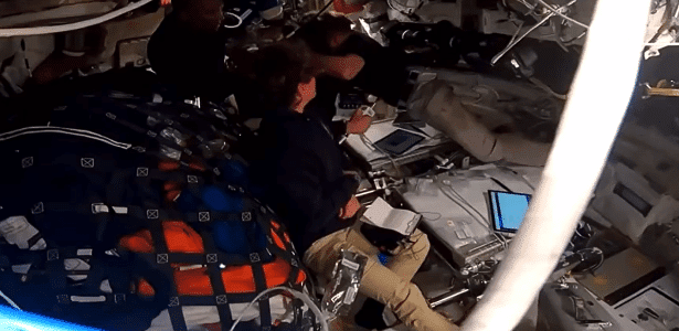 Astronautas choram e dão nome de esposa morta a cratera na Lua